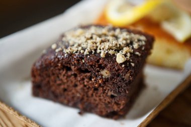 Lezzetli pastane cafe görüntüsünü kapatın. Fast food restoran menü tatlı tatlılar: lezzetli limon tart ve taze kek kek parçası. İtalyan mutfağı ürünleri