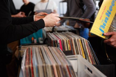 Moskova - 26 Mart, 2017: Hifi müzik severler toplandı, vinil recods müzik için turntable ile satın almak güç merkezi. DJ topluluk turntable çalmak için ses kayıtları satmak