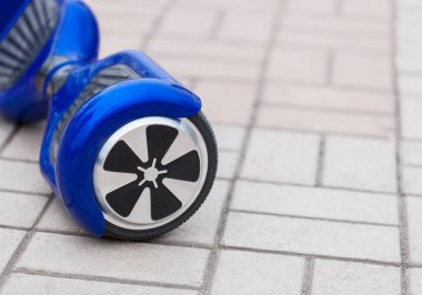 Modern ulaşım teknolojisinin - elektrikli mini segway veya scooter vurgulu kurulu. Kolay ve eğlenceli bir şekilde şehrin sokaklarında elektrik gücüyle binmek için. Hiç hava kirliliği üreten enerji effetive kişisel kentsel ulaşım gelecek bu