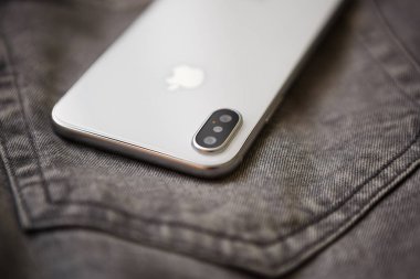 Kiev, Ukrayna-19 Eylül, 2018: Yeni Iphone Xs kadar Kapat'modeli. Akıllı telefon ile çift kamera, cam arka panel ve sonsuz ekran en yeni Apple beyaz ve silve. Trendy smartphone aygıt kopya