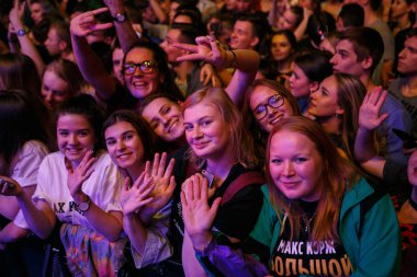 Moskova-4 Kasım 2016: gece kulübünde kalabalık dans pisti. Gece kulübünde büyük canlı müzik gösterisi. İnsanlar konserde eğleniriz. Festivalde büyük bir kalabalık. Favori şarkıcıya hayranları dalga el popüler şarkı şarkı