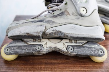 Moskova - 23 Mart, 2017: agresif inline paten aşırı paten için. Kullanılan ve inç - line paten buz pateni dublör için çizik: eziyet raylar, çıkıntıları ve hileler skate park havada atlama