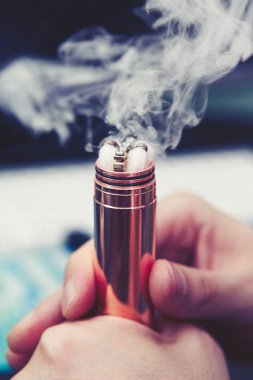 Modern elektronik mech mod vaping aygıt yedek parça, tamir Servisi. Popüler Buharlaştırıcı e-cig aygıtı vape gliserin e-sıvı için. Vaper aygıtı sökün. Yedek bobin kafa, yerine tel.