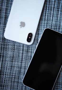Kiev-30 Ağustos, 2018: Iphone X yakın kadar. İki modern elma Iphones 10 modeli ile üst sınıf çift kamera lensler modülü ve Infinity kenar değmek perde göstermek. Lüks smartphone aygıt makroda