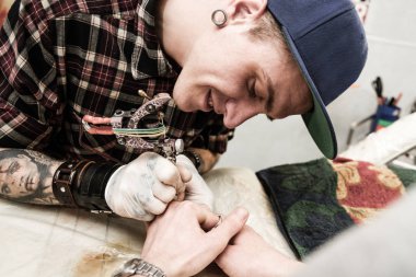 dövme yapma işlemi gösteren studio