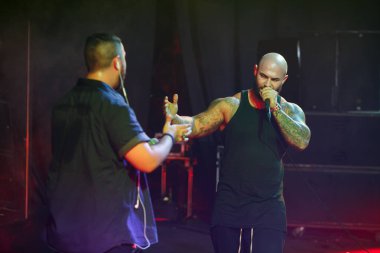 Moskova - 30 Kasım, 2016: popüler rap şarkıcısı şarkı gece kulübünde sahnede. Büyük müzik kulübünde konser göster. Parlak sahne aydınlatma, kalabalık dans pistine. Rapçi şarkı canlı. Eğlence olay