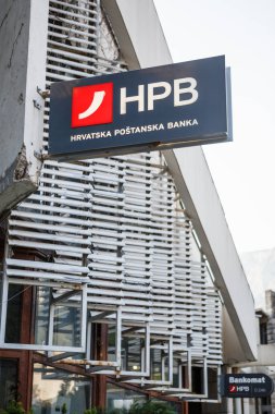Makarska, Hırvatistan - 23 Haziran, 2017: bina Hırvat banka afiş. Hrvatska Postanska Banka Atm para çekme için