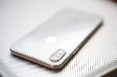 Kiev, Ukrayna-19 Eylül, 2018: Yeni Iphone Xs kadar Kapat'modeli. Akıllı telefon ile çift kamera, cam arka panel ve sonsuz ekran en yeni Apple beyaz ve silve. Trendy smartphone aygıt kopya