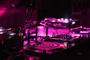 Kiev-4 Temmuz, 2018: Profesyonel dj tablo gece kulübünde kurulumunu çalıştırın. Retro Technics Sl 1210 turntable ve öncü ile dört stereo kanal ses mikseri. Disk jokey kulüp için ses ekipmanları