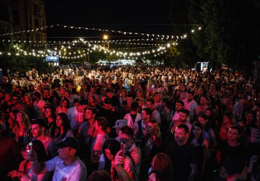 Kiev-11 Temmuz, 2018: Grup sahne açık yaz festivali Bazar müzisyen için dinleme genç insan. Yetişkin eğlence olay kalabalık. Konser izleyici dizide