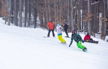 Bukovel, Ukrayna-19 Mart, 2018: Bukovel kar Park resort özel Kayak yolda gemide Snowboarder atlet sürmek. Güney Avrupa'da aşırı kış sporları. Tatil için seyahat hedef