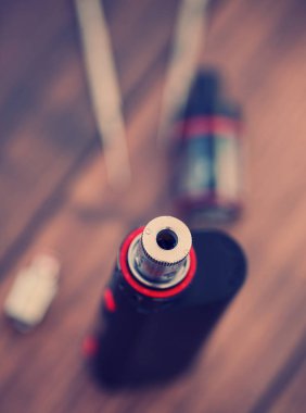 Aygıtın modern Buharlaştırıcı boxmod e-cig, kanthal clapton bobin damla ile yedek parça parçaları yükseltme. Modern aygıt modeli ve microcoil clearomizer. Sigara nikotin sigara çıkın ve sağlığını geliştirmek için iyi bir yol. Makro yakın çekim