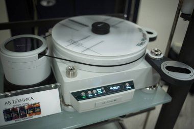 Moskova - 25 Şubat, 2017: büyük pikap vinil kayıtları oyuncu expo bir salonda. Fuar ses meraklıları için hifi ses ekipmanları satışı. Analog tablo vinil ses sistemi açın. El yapımı Merhaba-Fi oyuncu