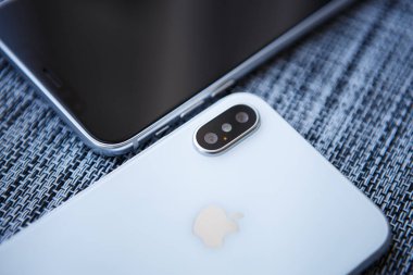 Kiev-30 Ağustos, 2018: Iphone X yakın kadar. İki modern elma Iphones 10 modeli ile üst sınıf çift kamera lensler modülü ve Infinity kenar değmek perde göstermek. Lüks smartphone aygıt makroda