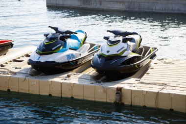 Brela, Hırvatistan - 26 Haziran, 2017: Kiralık su Bisiklet tatil için. Motorlu tekne kiralama beach eğlence için. Yaz tatili için güzel seyahat hedef. Su scooter Bisiklete binmek için almak
