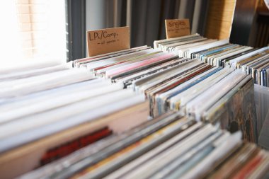 Moskova - 26 Mart, 2017: dj topluluğu tarafından güç merkezi satış birçok vinil kayıtlar. HiFi ses severler vinyls müzk yenilikçi retro pikap Player ile satın