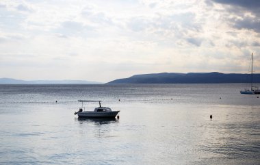 Makarska, Hırvatistan-17 Haziran, denizde sürüklenen 2017:Small motorlu tekne. Harika bir manzara.