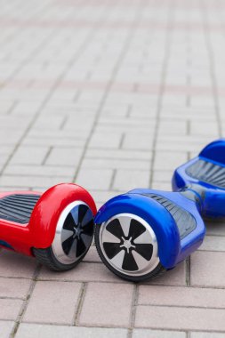 Modern ulaşım teknolojisinin - elektrikli mini segway scooter vurgulu kurulu. Kolay ve eğlenceli bir şekilde şehrin sokaklarında binmek için. Gençler ve yetişkinler arasında çok popüler oldu yeni becerikli alet eğilimleri. Bu enerji effetive kişisel kentsel transpor gelecek mi