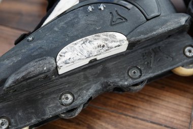 Moskova - 23 Mart, 2017: agresif inline paten aşırı paten için. Kullanılan ve inç - line paten buz pateni dublör için çizik: eziyet raylar, çıkıntıları ve hileler skate park havada atlama