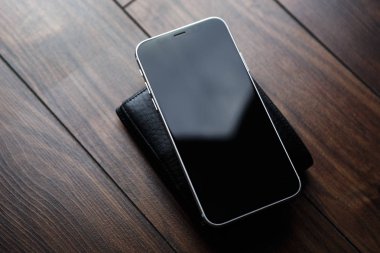 Mariupol, Ukraine - 27 Ekim, 2017: yeni Iphone X modeli yakın çekim. Modern hareket eden telefon ile değmek perde ve çift kamera lens. Trendy Apple Iphone 10 durum