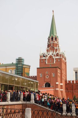 Moskova-3 Ekim 2016: dünyanın dört bir yanından gelen birçok turist, Kızıl Meydan ve Kremlin 'i ziyaret etmek için kuyrukta toplandı. Rusya 'da gezi için bir satırda duran insanlar