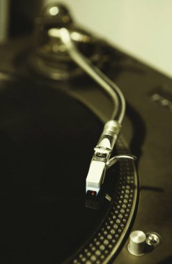 Kayıt müzik ile oynarken dj pikap. DJ, gece kulübü veya ev partisi için analog ses ekipmanları. Yakın çekim, vinil disk üzerinde turntable iğne üzerinde odak