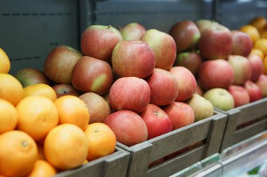 Bakkal lezzetli taze kırmızı elma. Satın almak ve doğal vitamini yemek yemek. Çiftçi pazar bölümünde yemek salonu. Bir kutu meyve satışa refrigirator. Yakın çekim