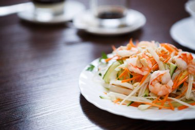 Vietnamca salata haşlanmış karides, kereviz, lahana ve fıstık tepesi ile. Geleneksel mutfağı ile Çin restoranında lezzetli renkli yemek. Lezzetli ve sağlıklı doğal gıda vitamin ile