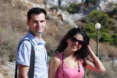 Genç mutlu çift Yunan başkentinde - city of athens parlak güneşli bir günde yapılan gezi yapmak