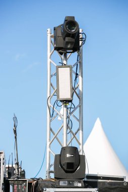 Odessa, Ukrayna - 21 Ağustos, 2017: profesyonel konser sahne aydınlatma donanımları yaz müzik festivali üzerinde açık. Indsutrial aydınlatma donanımları sahnede