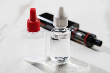 E-cig vaping aygıt Buharlaştırıcı ve kapsayıcılar e-sıvı veya e-suyu ile. Sıvı tütün probilen glicol ve gliserin temel ile tekrar doldur. Metin saydam vape şişe yerleştirin