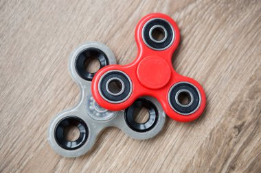 Popüler parmak spinner aygıt. Modern topluca iplik oyuncak yatakları üzerinde. Elinde sıralayacağız ve serin yeni püf noktaları öğrenin. Bu yeni dönen becerikli alet ile eğlenin. 