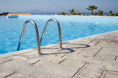Krom Küpeşte tropic yaz Resort'ta yüzme havuzu girişinde. Temiz ve boş vinrant mavi wate parlak güneşin altında. Kimse yok, hiçbir modelleri