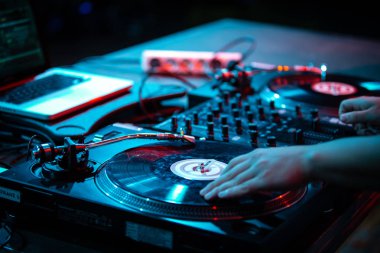 Kiev-11 Temmuz 2018: DJ vinil kayıtlar Technics Sl 1210 turntable player ile çizikler. Hip hop dj gece kulübü Bazar yaz festivalinde müzik çalar. Retro dönüş tablo aygıt sahne