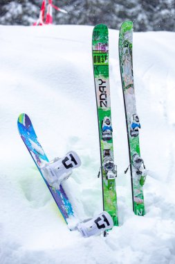 Bukovel, Ukrayna-19 Mart, 2018: Kısa ücretsiz Kayak ve kar içinde çocuklar için küçük snowboard. Snowboard ve Karpat Dağları'nda kayakçılar için Bukovel Winter Park beldesinde sürme için kiralama dişli