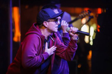 Moskova - 14 Ekim, 2016: Rus rap şarkıcısı Kravz gece kulübü Moskva sahnede büyük konser. Tony Tonite şarkıcı destek Yasası gösteri