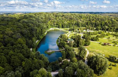 Kiev - 1 Temmuz, 2018: hava dron fotoğraf güzel yeşil park Feophania. Yukarıda uçan ile DJI indeks işlem quadro helikopter kamera ile çekim manzara. Popüler turistik landmark. Kiev şehir büyük doğal Feofaniya bahçede