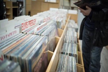 Moskova - 25 Şubat, 2017: vinil toplama satışında büyük audiophile Nota.Hi-fi ses ekipmanları mağaza ses meraklıları için. Eski pikap vinil kayıtlar, müzik ile klasik analog disk. Hipster vinyls kayıtları