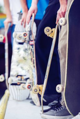 Genç patenciler üzerinde kaykaylar skatepark açık sürme. Serin ve eğlenceli spor aktivite çocuklar için