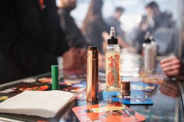 Kiev, Ukrayna - 14 Nisan, 2018: yeni mech mod vaping cihazlar satışa Vape Expo olay. Yeni elektronik sigara buharlaştırıcı suyu sıvı sigara için. Sigara içenler için ecig aracı