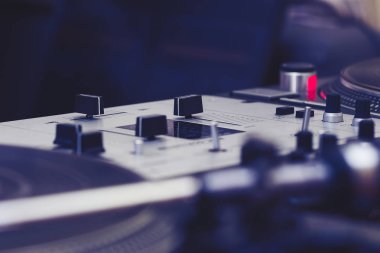 Profesyonel ses denetleyicisi ve pikap vinil plak çalar karıştırma. Konser, etkinlik ve çizilmemesi Müzik Dj için iyi. Makro odak topuzlar, düzenleyiciler