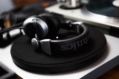 Moskova - 26 Mart, 2017: Dinle ve mix müzik Vinil kayıtlardan için yüksek kaliteli teknik dj kulaklık. Elektrik santrali vinil Pazar satışı ile müzik DJ'ler için ses kayıtları