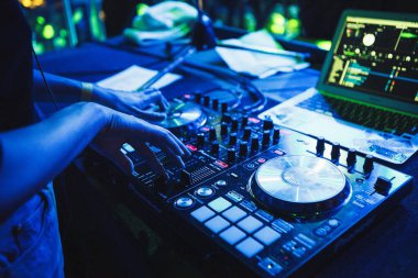 Moskova - 14 Ekim, 2016: Rus rap şarkıcısı Kravz gece kulübü Moskva sahnede büyük konser. Dj müzik ve çizilmemesi Katos profesyonel dj MIDI denetleyicisi üzerinde izler kız eline odaklanın. Konser için modern disk jokey dijital ses cihazı