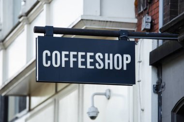 Siyah ve beyaz coffeeshop tabela için yasal olarak ot sigara Amsterdam.Popular turistik şehri satışında yasal esrar ile Hollandalı çubuğunda. Hollanda'da geleneksel kahve dükkanı