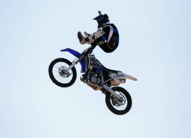 Odessa-21 Ağustos, 2017: Fmx binici atlar yüksek rampa üzerinde serbest moto bisiklet doğa sporları gösterisi sırasında çapraz..