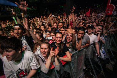 Moskova-10 Haziran, 2016: sahnede gece kulübü şarkıcısı Assai dinleme müzik hayranları. Rus hip hop konser izleyici  