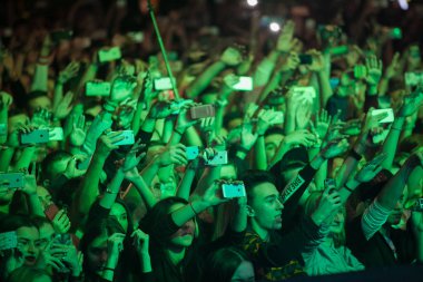 Moskova - 20 Ekim, 2016: kalabalık danceflloor gece kulübünde. Gece kulübü gösterisinde büyük canlı müzik.