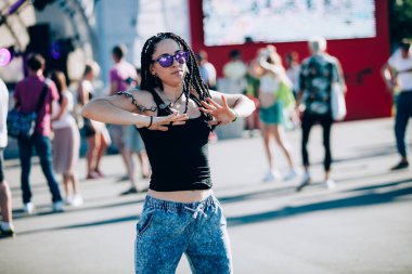 Moskova - 8 Ağustos, 2015: Festivali ve dantel 2015 Faces ünlü Gorki Park adlı gerçekleşti ve markalar yüzlerce ve binlerce genç toplandı