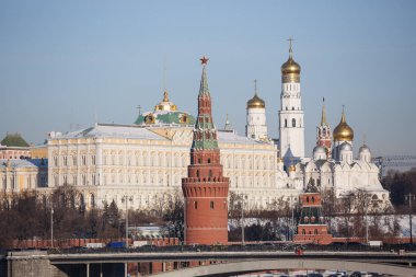 Moskova-11 Ocak 2017: Rus Capitol kentinde kırmızı kare kuleleri. Ana Moskova simge ile dondurulmuş kış kentsel ayarı. Kültürel ve dini binalar