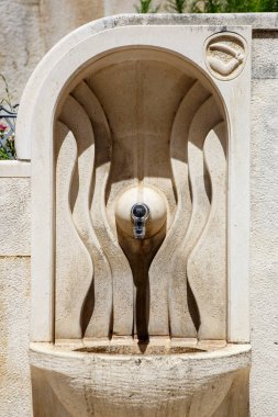 Makarska, Hırvatistan-29 Haziran 2017: popüler turistik alan Dalmaçya 'nın Ciry sokakta inşa içme için kristal berraklığında Hırvat su ile güzel beyaz mermer taş çeşme. köşe Milli sembolü kesilmiş